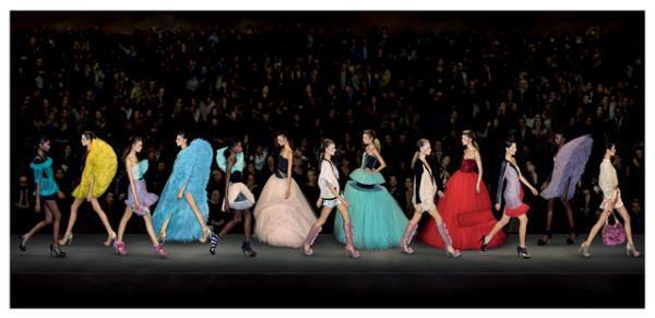 ハードコアな現代美術展スタート。ベーコン、ウォーホル、クインら展示