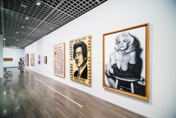 ハードコアな現代美術展スタート。ベーコン、ウォーホル、クインら展示