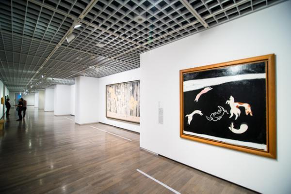 ハードコアな現代美術展スタート。ベーコン、ウォーホル、クインら展示