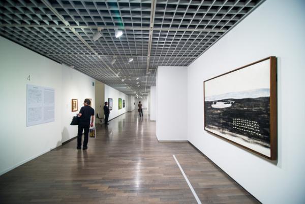 ハードコアな現代美術展スタート。ベーコン、ウォーホル、クインら展示