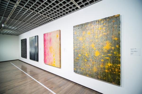 ハードコアな現代美術展スタート。ベーコン、ウォーホル、クインら展示