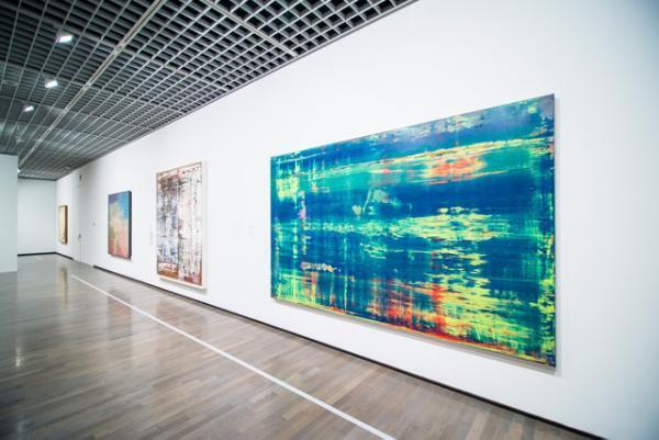 ハードコアな現代美術展スタート。ベーコン、ウォーホル、クインら展示