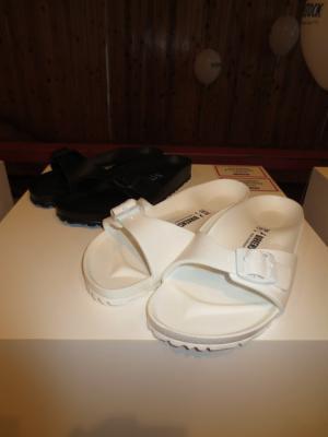 ビルケンシュトック初のウォッシャブルサンダル、アンバサダーにメロディー洋子