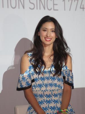 ビルケンシュトック初のウォッシャブルサンダル、アンバサダーにメロディー洋子