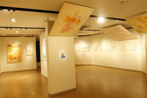 銅版画家・山本容子が病院アートを新宿伊勢丹で披露。30日まで
