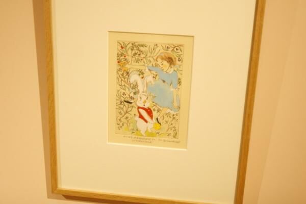 小児科には「鏡の国のアリス」や童話を題材にした絵を飾っている