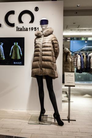 伊ブランド「SALCO」が新宿伊勢丹に日本初出店。若く美しくありたい女性へダウン提案