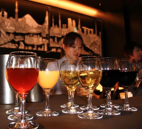 チャーリーヴァイス、レクサスで“秘密のパーティー”開催。押尾コータロー生演奏披露