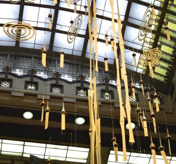 日本橋三越の中央ホールの天井から吊るされた風鈴。聴覚での涼を楽しめる