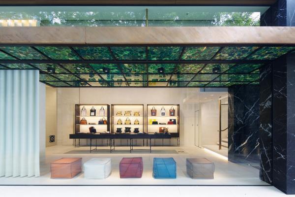 新生ロエベ世界初店舗、表参道にオープン。JWアンダーソン作る時空融合ショップ