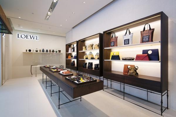 新生ロエベ世界初店舗、表参道にオープン。JWアンダーソン作る時空融合ショップ