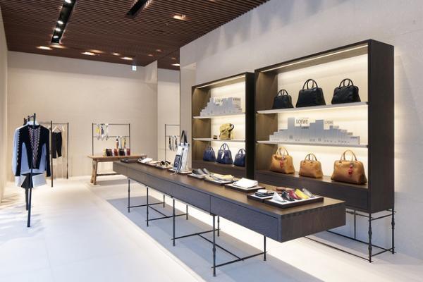新生ロエベ世界初店舗、表参道にオープン。JWアンダーソン作る時空融合ショップ