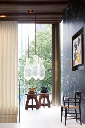 新生ロエベ世界初店舗、表参道にオープン。JWアンダーソン作る時空融合ショップ