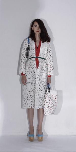 TOGA PULLAはクラフトと素材ミックスでパワフルに【15SSウィメンズ】