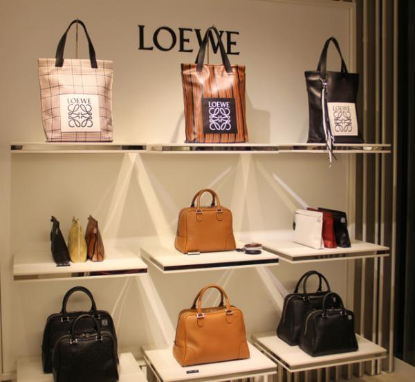 JWアンダーソンによる新ロエベ、伊勢丹でも発売。客層ガラリと変化