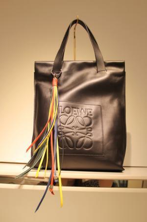 JWアンダーソンによる新ロエベ、伊勢丹でも発売。客層ガラリと変化