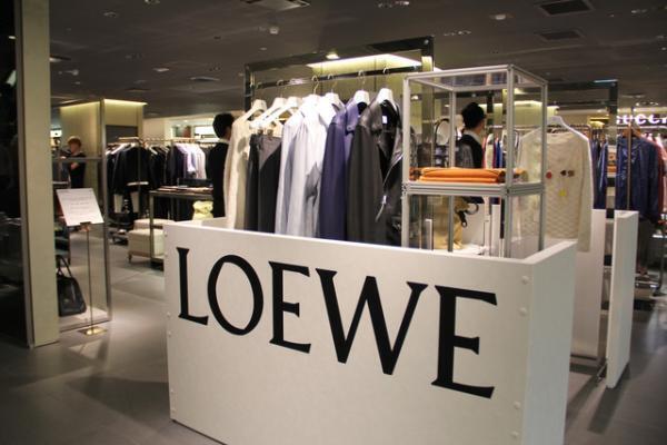 JWアンダーソンによる新ロエベ、伊勢丹でも発売。客層ガラリと変化
