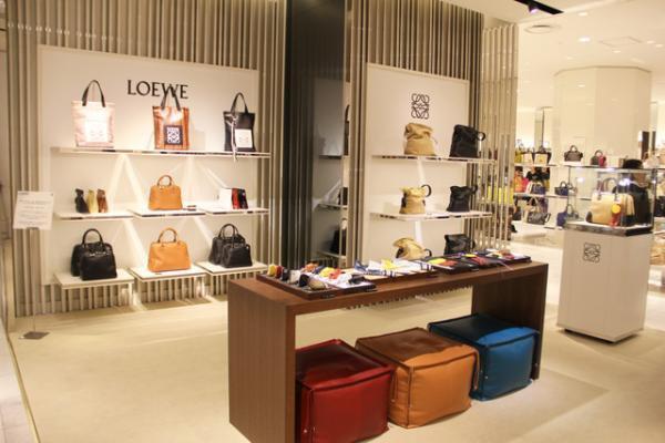 JWアンダーソンによる新ロエベ、伊勢丹でも発売。客層ガラリと変化