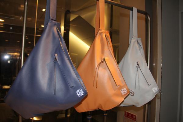 JWアンダーソンによる新ロエベ、伊勢丹でも発売。客層ガラリと変化