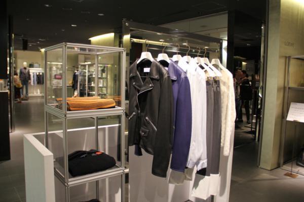 JWアンダーソンによる新ロエベ、伊勢丹でも発売。客層ガラリと変化