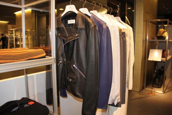 JWアンダーソンによる新ロエベ、伊勢丹でも発売。客層ガラリと変化