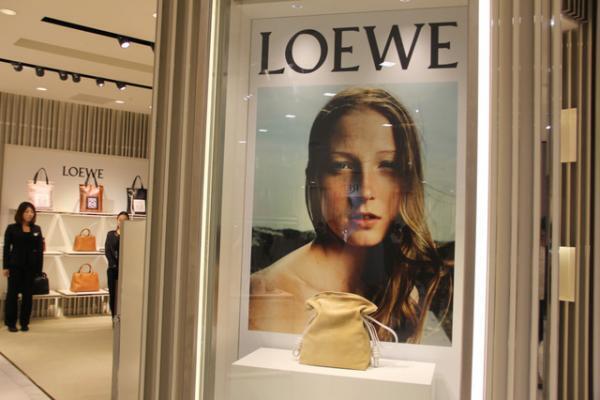 JWアンダーソンによる新ロエベ、伊勢丹でも発売。客層ガラリと変化