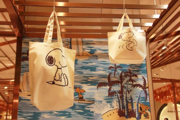 日焼けしたスヌーピーが新宿伊勢丹に大集合