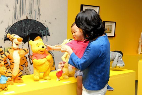 松屋銀座、くまのプーさん展スタート。ディズニー秘蔵の初公開資料など400点展示