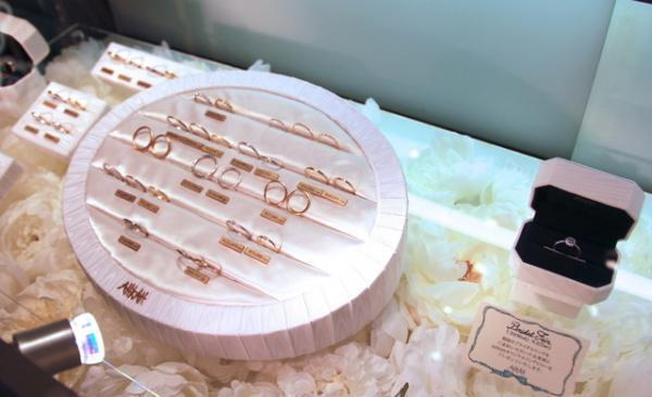 アーカーオムが新宿伊勢丹に登場。ブライダルや“ダイヤモンド泥棒”も紹介