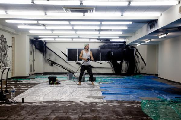 都内某取り壊しビルで若手アーティストによるアートプロジェクト開催