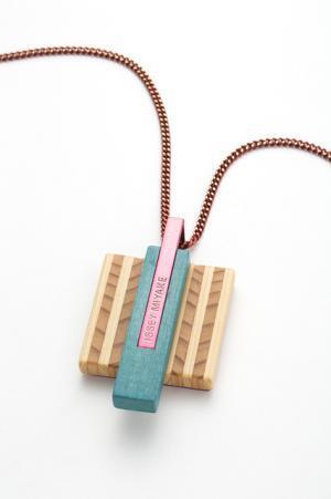 イッセイ  ミヤケ、天童木工とコラボレーション。木の温もり感じるアクセサリー