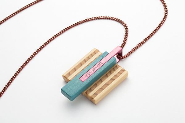 イッセイ  ミヤケ、天童木工とコラボレーション。木の温もり感じるアクセサリー