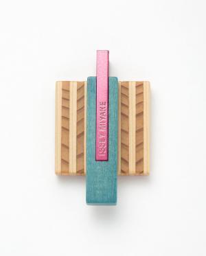 イッセイ  ミヤケ、天童木工とコラボレーション。木の温もり感じるアクセサリー