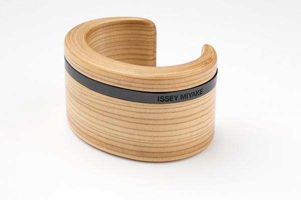 イッセイ  ミヤケ、天童木工とコラボレーション。木の温もり感じるアクセサリー