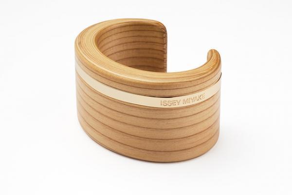 イッセイ  ミヤケ、天童木工とコラボレーション。木の温もり感じるアクセサリー