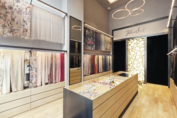 ファリエロサルティが日本初の旗盤店をオープン。青山店限定ストール発売