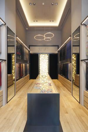 ファリエロサルティが日本初の旗盤店をオープン。青山店限定ストール発売