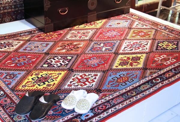ペルシア絨毯と和家具を組み合わせたスタイルを提案