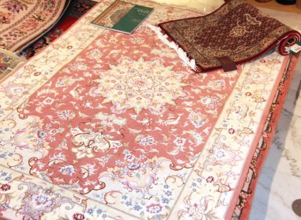 新宿伊勢丹、ペルシャ絨毯の伝統美を紹介。サヘル・ローズトークショーも