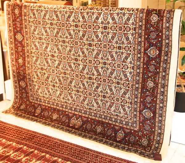 新宿伊勢丹、ペルシャ絨毯の伝統美を紹介。サヘル・ローズトークショーも