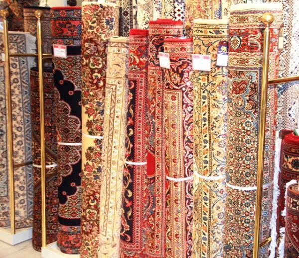 新宿伊勢丹、ペルシャ絨毯の伝統美を紹介。サヘル・ローズトークショーも