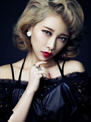 加藤ミリヤ×イセタンミラーのコラボメイクキットが発売開始！ 初日はミリヤ本人もお忍びで来店