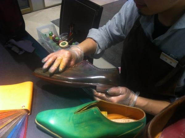 銀座三越に“男女を酔わせる紳士靴バー”期間限定登場