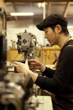 銀座三越に“男女を酔わせる紳士靴バー”期間限定登場