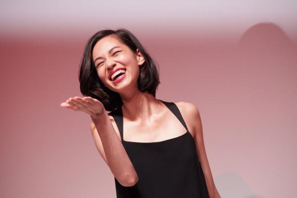 水原希子が投げキッス！新・資生堂マキアージュ、女度アップのルージュ発売