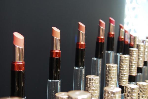 水原希子が投げキッス！新・資生堂マキアージュ、女度アップのルージュ発売