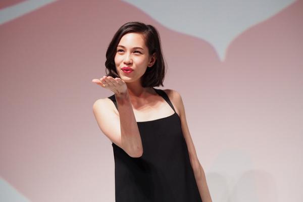 水原希子が投げキッス！新・資生堂マキアージュ、女度アップのルージュ発売