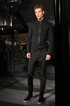 大人の男に向けたリアル“モテ服”。イイザローンデビュー【15SS東京】