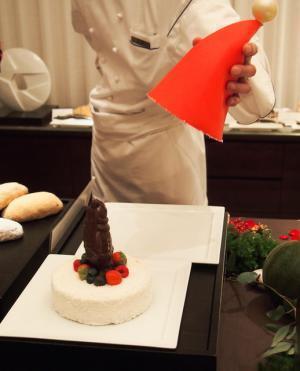 パレスホテル東京、クリスマスケーキお披露目。サンタ帽やツリーが食べられる