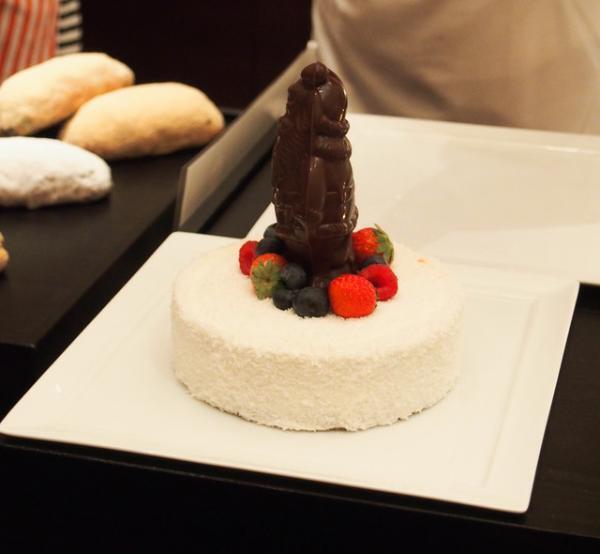 パレスホテル東京、クリスマスケーキお披露目。サンタ帽やツリーが食べられる